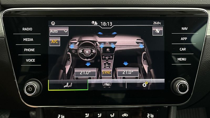 Škoda Superb 2.0 TDI Ambition Combi - fotka 24 z 25