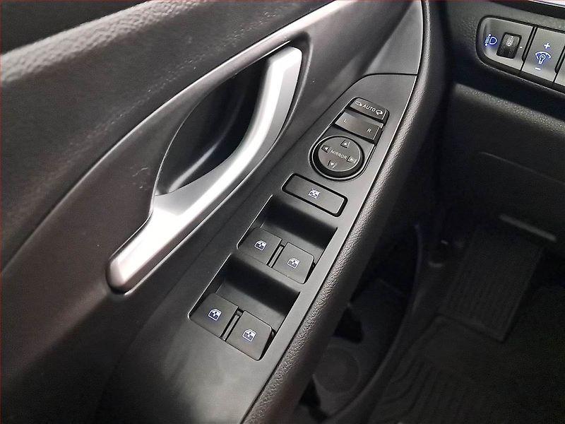 Hyundai i30 (2018) 1.4 T-GDI, Serv.kniha - fotka 18 z 19