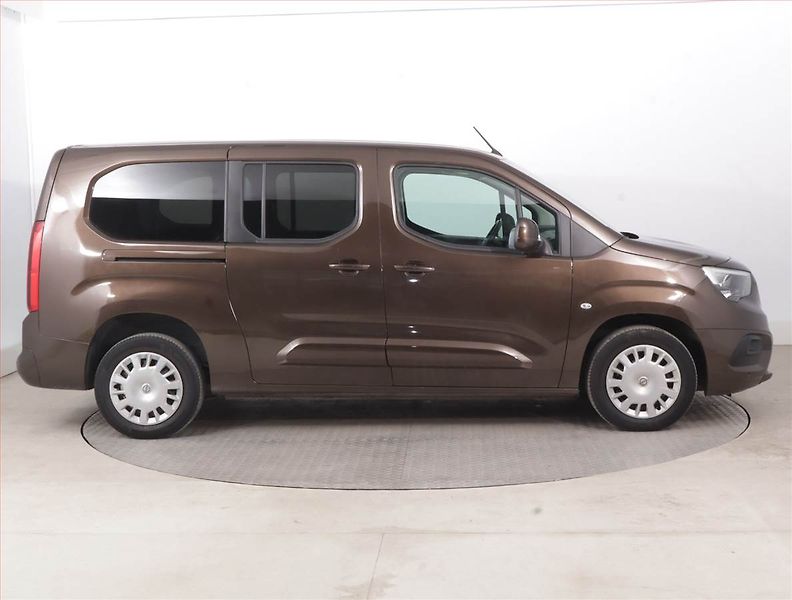 Opel Combo (2020) Maxi Edition 1.2 Turbo, 7Míst - fotka 6 z 17