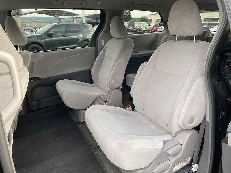 Toyota Sienna 3.5i V6, automat, 4x4, STK - fotka 12 z 28