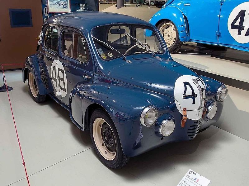 Renault 4CV byl prvním francouzským vozem s více než milionem vyrobených kusů. Zároveň se stal prvním západním osobním automobilem dováženým do někdejšího socialistického Československa. Foto: Wikimedia Commons, François Goglins, CC BY-SA 4.0