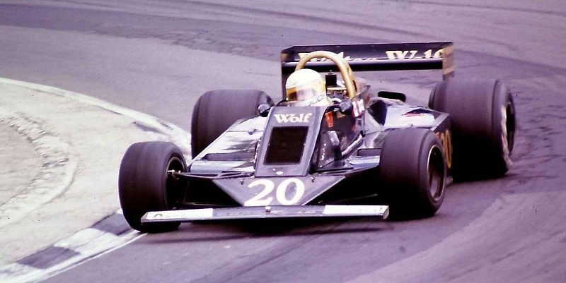 Jody Scheckter za volantem revoluční šestikolky Tyrrell P34.