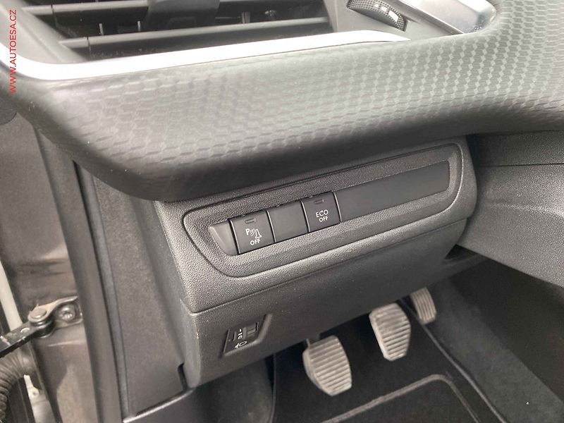 Peugeot 2008 (2018) 1.2 PT, Allure, navi, park - fotka 15 z 17