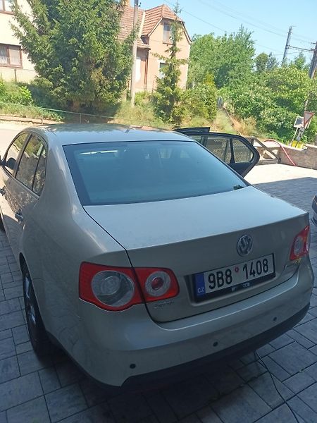 Volkswagen Jetta (2008) VW Jetta verze 1.6 FSI (85 kW) - fotka 5 z 13