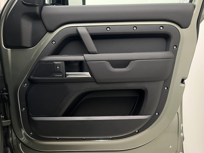 Land Rover Defender 110 D250 X-DYNAMIC SE AWD AUT  - fotka 7 z 45