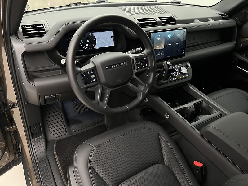 Land Rover Defender D250 SE X-DYNAMIC CZ 1. maj. - fotka 4 z 44