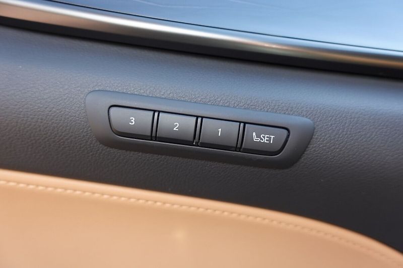 Lexus NX 350h NX350h Prestige 4x4 - fotka 13 z 36
