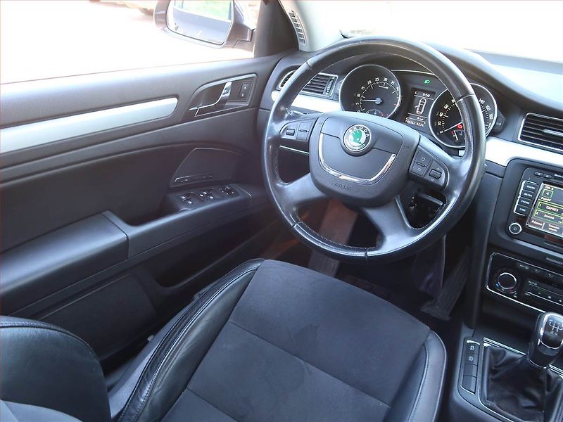 Škoda Superb (2011) Elegance 1.6 TDI, Navi - fotka 7 z 17