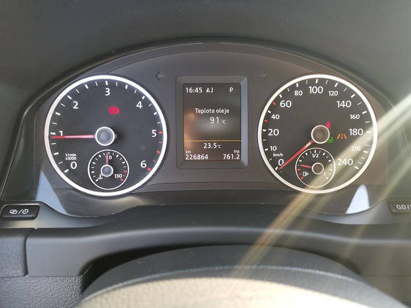 Volkswagen Tiguan (2015) 2,0TDI 130kW DSG ICUP 4x4 1MAJ - fotka 51 z 91