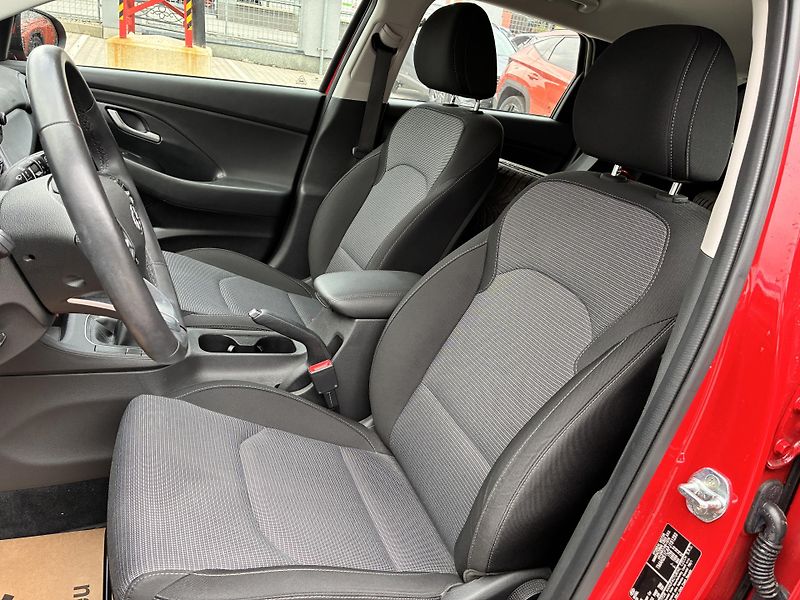 Hyundai i30 1.5DPi 81kW COMFORT 16.000km!! - fotka 10 z 21