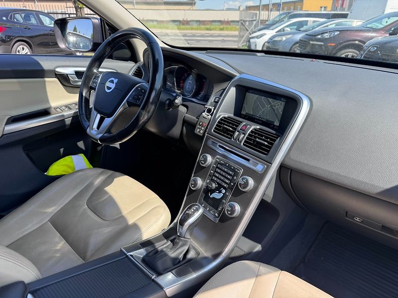 Volvo XC60 (2015) 4X4 2,4 D5 158 KW SUMMUM ČR - fotka 42 z 50