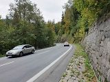Hned druhá je ale osudová. Zde se stala smrtelná nehoda Fordu Mustang a Škody Rapid. Mustang jel směrem na Špindlerův Mlýn.