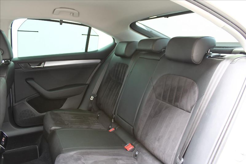Škoda Superb 2.0 TDI/Style/4x4/DSG/140kW/CZ - fotka 33 z 40