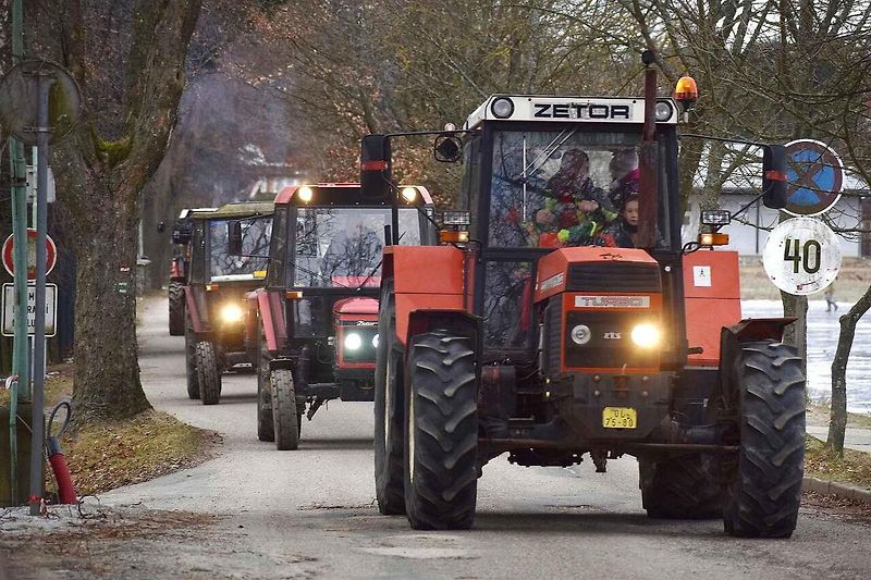 Táta, brácha a já, jedeme v tom spolu. V Suchém pořádali v pondělí vánoční jízdu traktorů.