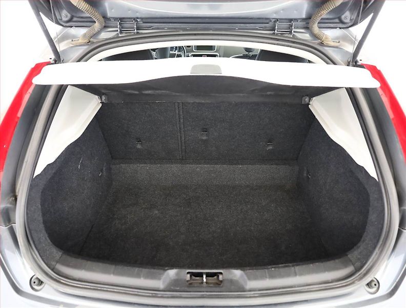 Volvo V40 (2013) 2.0 D3, Navi, Tempomat - fotka 17 z 17