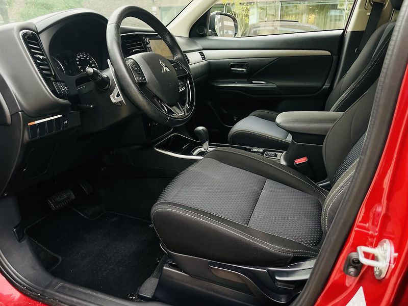 Mitsubishi Outlander 2.2D 4x4 1MAJ TAŽNÉ SERVISKA  - fotka 27 z 42