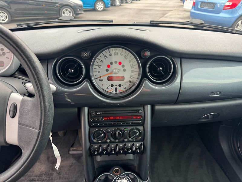 Mini Cooper (2003) One 1.6i 66kW - fotka 15 z 24