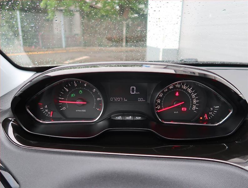 Peugeot 208 (2014) 1.2 PureTech, ČR,1.maj - fotka 11 z 19