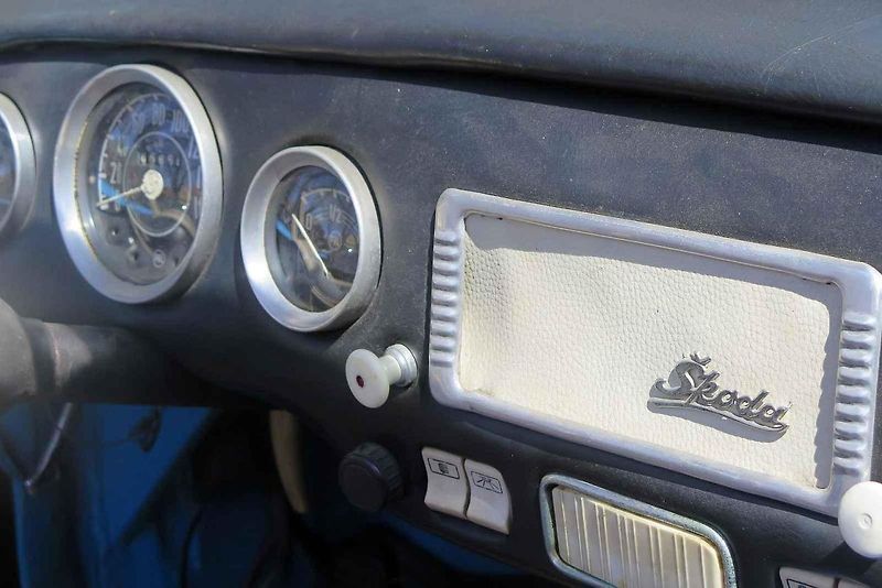Kulatá světla, blýskající se chromy, brumlavé motory. Majitelům historických skvostů vyšla jejich první letošní projížďka na jedničku.