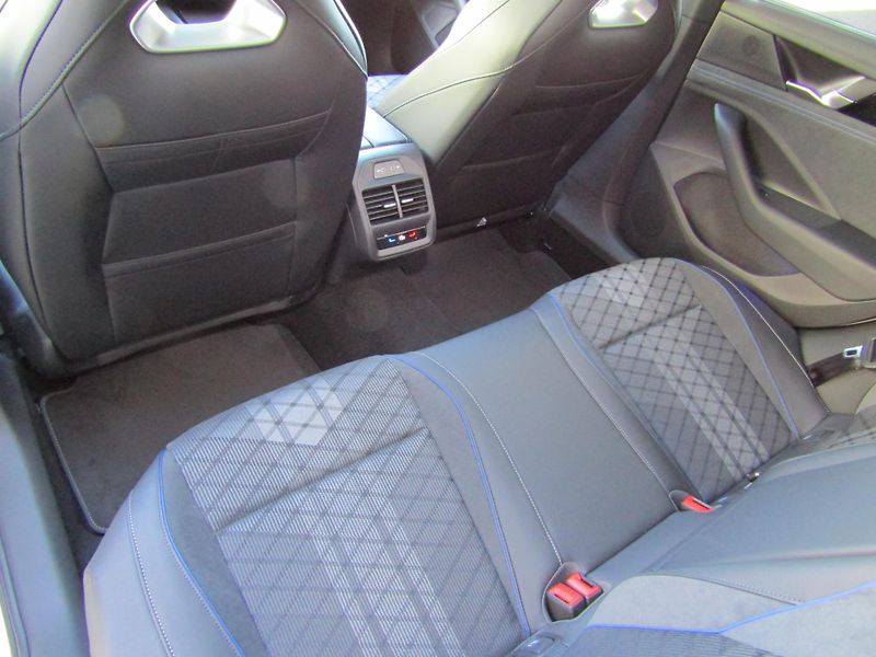 Volkswagen Passat R-Line People 2,0 TDI 110 kW - fotka 24 z 30