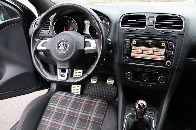 Volkswagen Golf GTI 2.0TSI 147kW - fotka 33 z 47