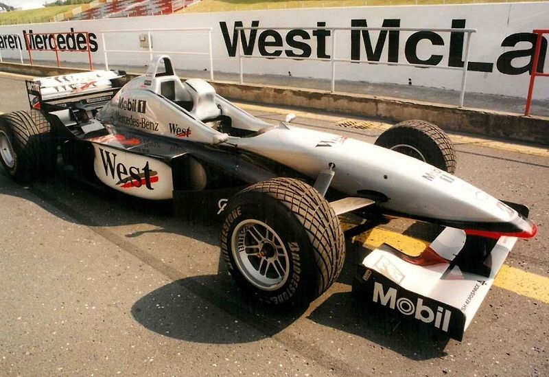 David Coulthard se v červnu roku 1999 stal čestným patronem Autodromu Most. Na snímku je rpři setkání s fanoušky.