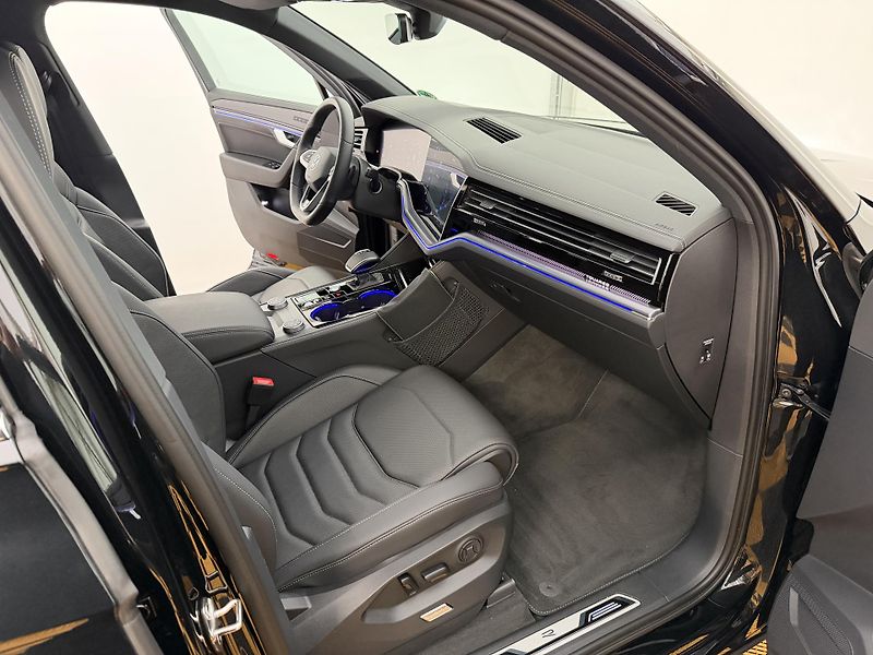 Volkswagen Touareg 3.0Tdi*1-MAJ*DPH*HUD*R-LINE* - fotka 19 z 47