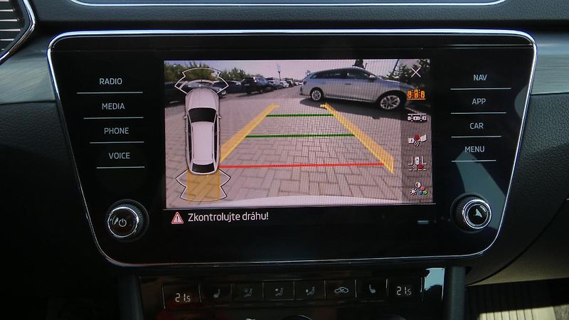 Škoda Superb Combi 2,0 TDI DSG Style - fotka 16 z 25