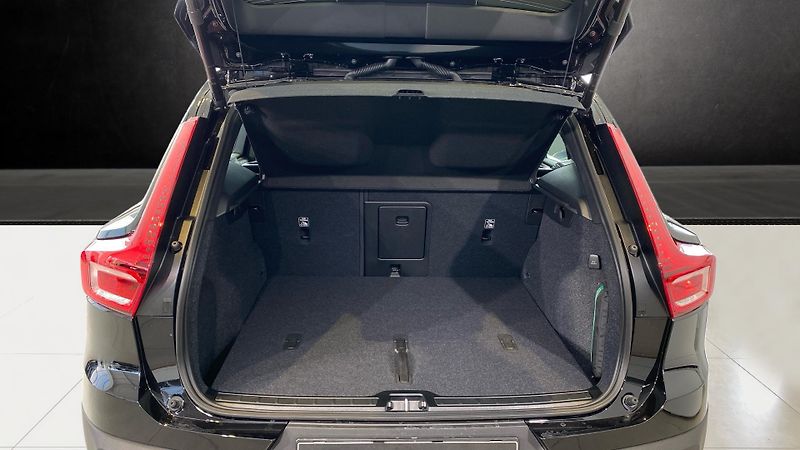 Volvo XC40 (2026) PLUS BLACK EDITION, B4 FWD, 14 - fotka 7 z 14