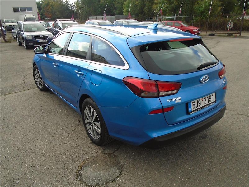 Hyundai i30 1,6 - fotka 2 z 36