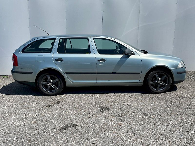 Škoda Octavia (2011) 1.6 MPI Tour Trumf Combi - fotka 24 z 24