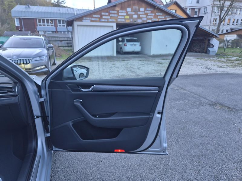 Škoda Superb Combi 2,0TDi 147kw DSG 17ALU - fotka 33 z 41