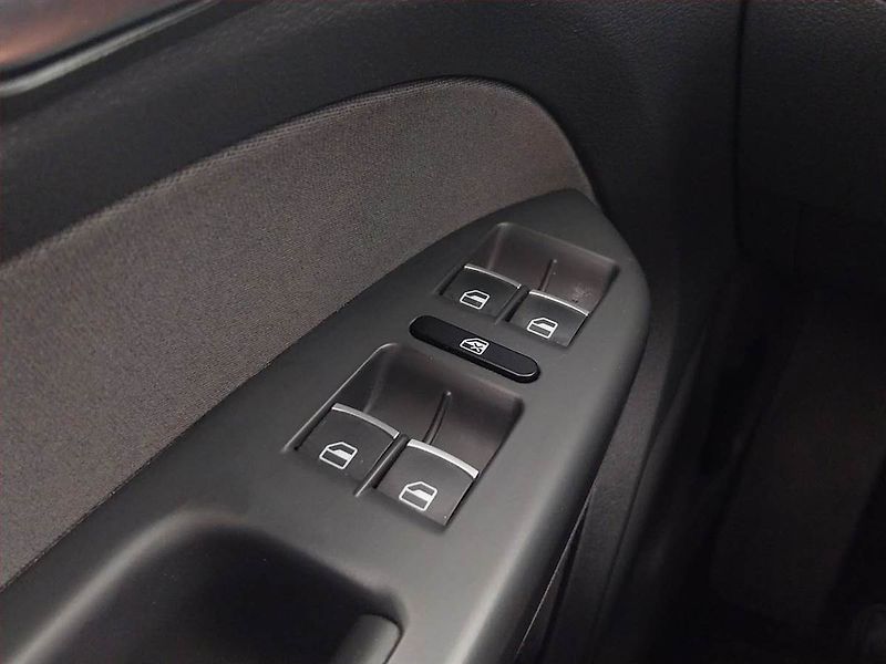 Volkswagen Touran (2011) Comfortline 1.4 TSI, 7 míst - fotka 15 z 17