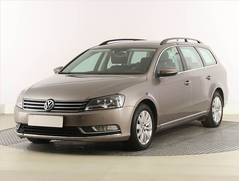 Volkswagen Passat (2011) 1.6 TDI, Navi, Tempomat - fotka 2 z 22