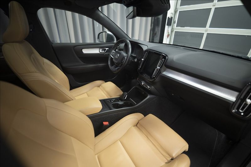 Volvo XC40 2,0 D4 AWD NAVI KAMERA TAŽNÉ - fotka 7 z 46