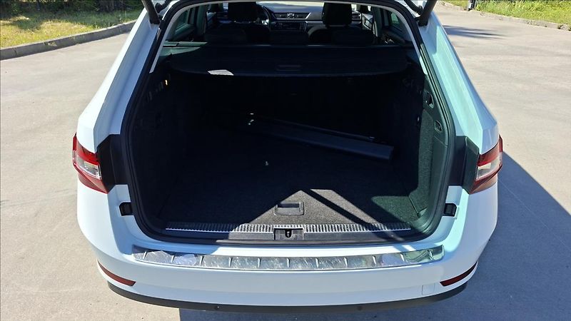Škoda Superb 1,6 TDi 88 Kw Style DSG DPH - fotka 30 z 32