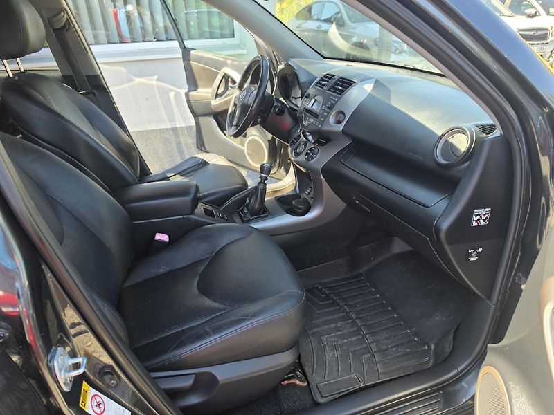 Toyota RAV4 2.2D-Cat 130kw 4x4 - fotka 19 z 21