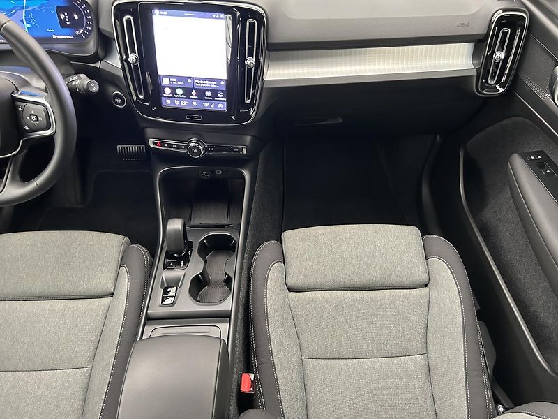 Volvo XC40 2.0  B3 CORE - fotka 16 z 27