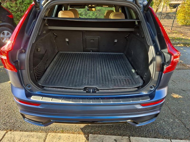 Volvo XC60 2,0 B5 AWD Ultimate Dark Vzduc - fotka 11 z 19