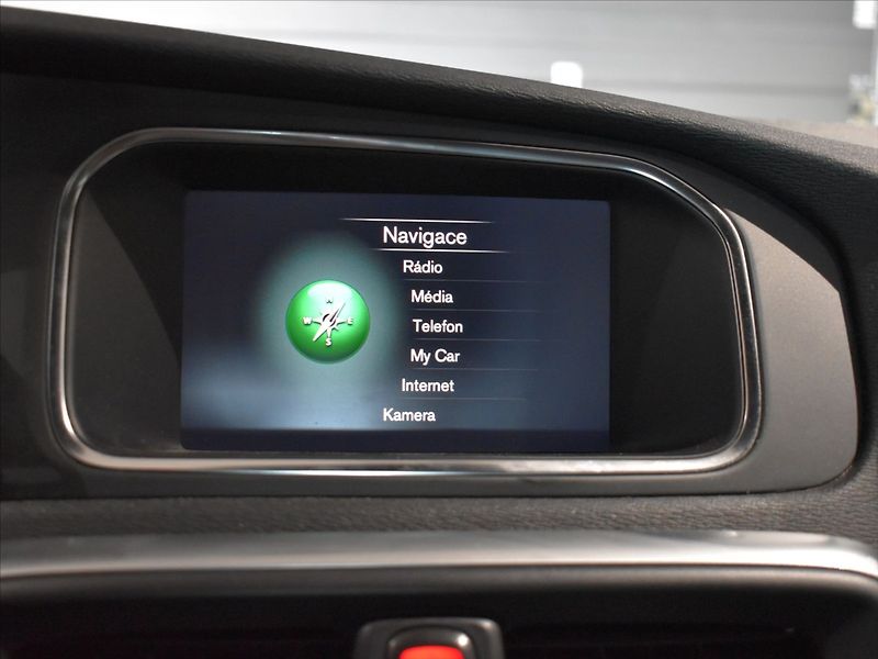 Volvo V40 2,0 D3 Cross Country Adapt.tem - fotka 23 z 25