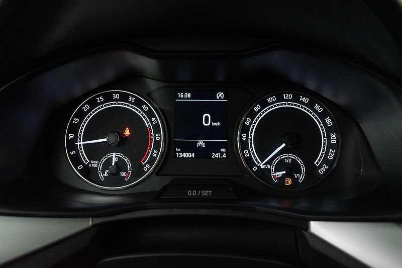 Škoda Scala 1.6 TDI DRIVE 125 YEARS*ČR 1.M - fotka 17 z 36