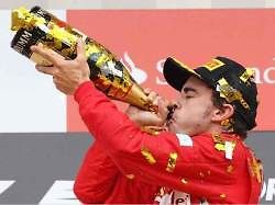 Fernando Alonso na špici závodního pole ve Velké ceně Německa.