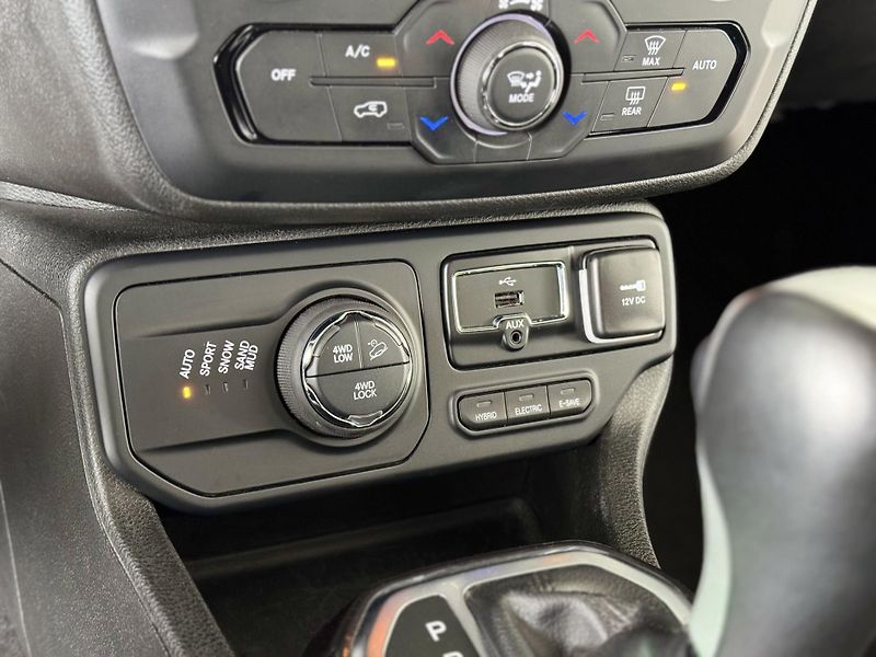 Jeep Renegade 1,3T 4xe*AWD*Distronic*DPH - fotka 23 z 36