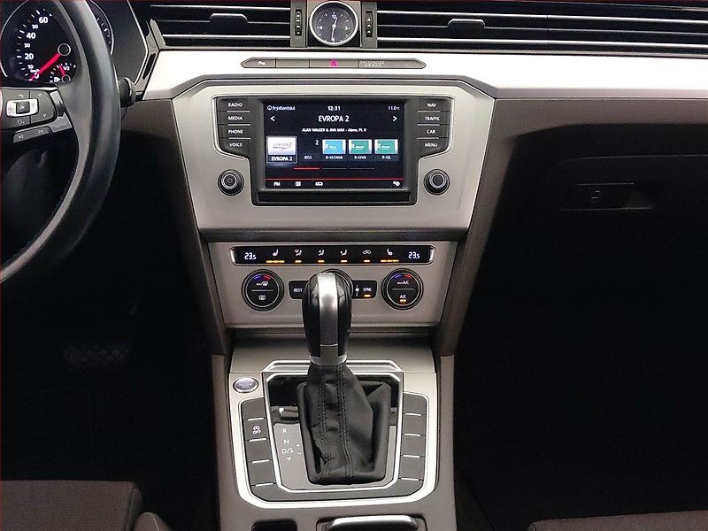 Volkswagen Passat (2015) 2.0 TDI, Automat, Serv.kniha - fotka 12 z 19