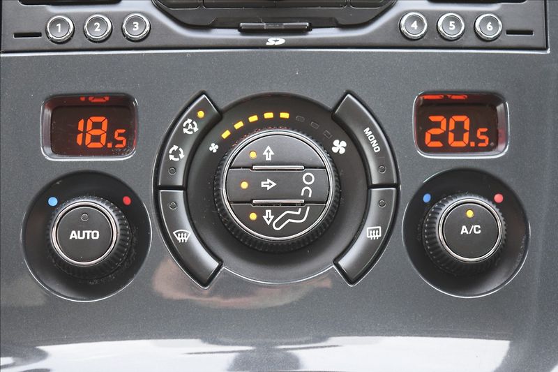 Peugeot 3008 1,6 i 88KW ALU NAVI PANORAMA - fotka 40 z 50