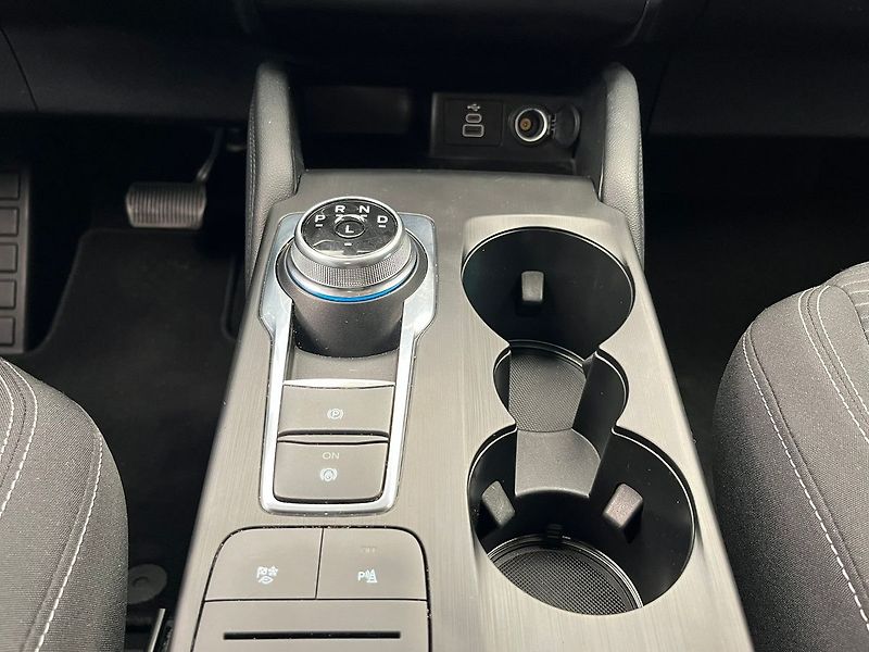 Ford Kuga 2.5 Duratec HEV TITANIUM - fotka 34 z 51