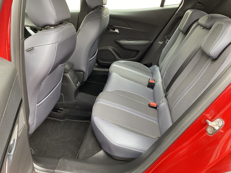 Peugeot 2008 (2020) 1.2PT, Allure, LED, navi - fotka 10 z 17