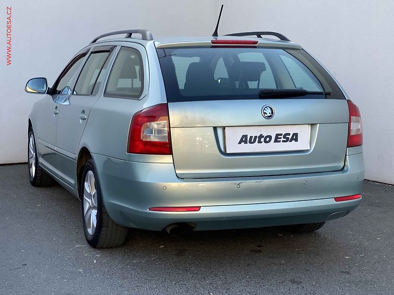 Škoda Octavia (2011) 1.6 TDi, ČR, Park.čidla - fotka 6 z 16