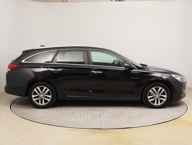 Hyundai i30 (2018) Premium 1.6 CRDi, Navi - fotka 6 z 21