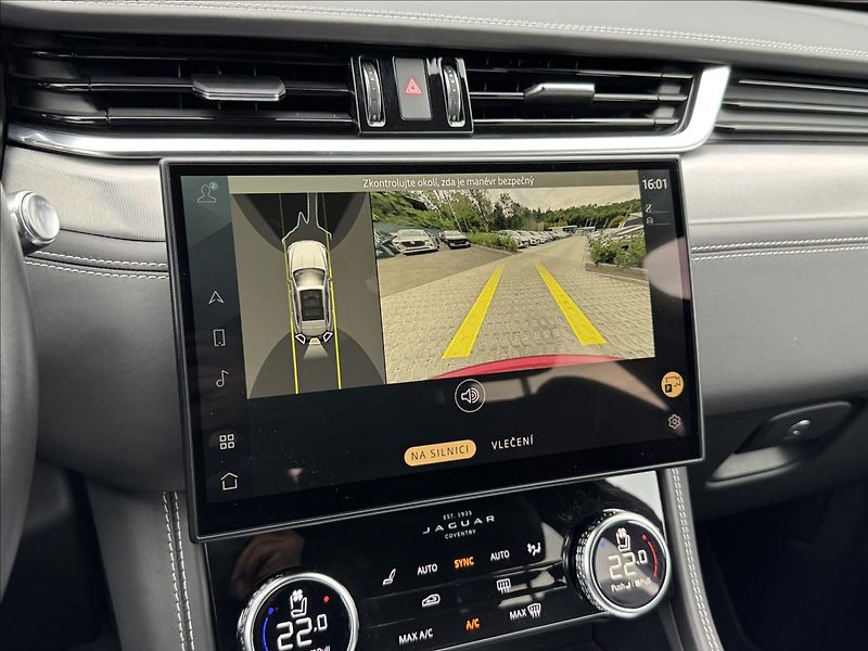 Jaguar F-Pace 3,0 P400 R-Dynamic SE AWD AT - fotka 25 z 31